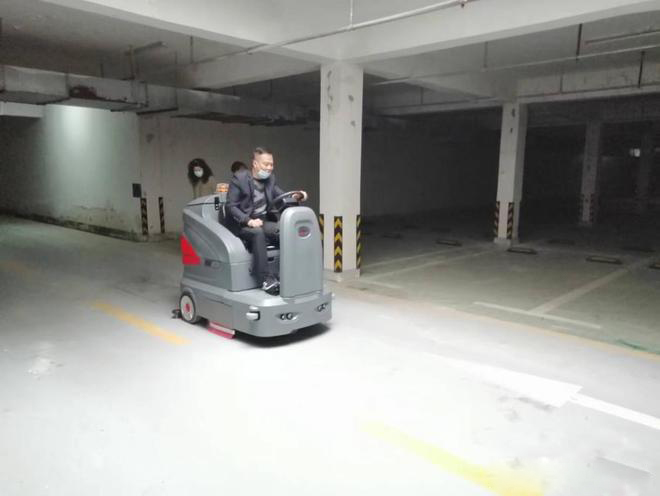 宝坻小区物业保洁不用人力改用驾驶式洗地机了